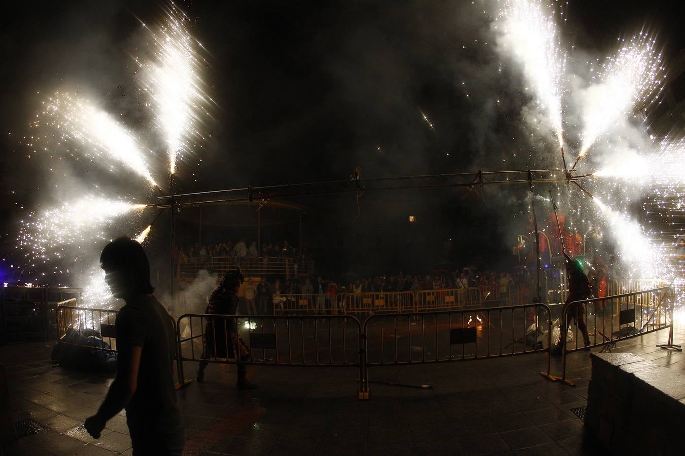 Fotos: Los fuegos bajan del cielo al suelo en Torrelavega