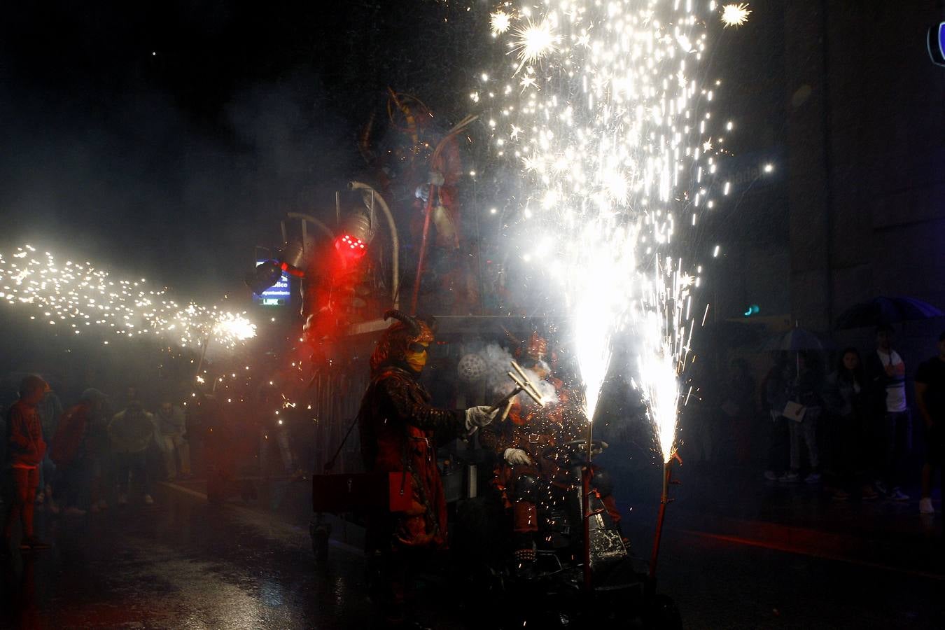 Fotos: Los fuegos bajan del cielo al suelo en Torrelavega