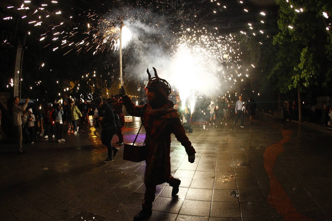 Fotos: Los fuegos bajan del cielo al suelo en Torrelavega