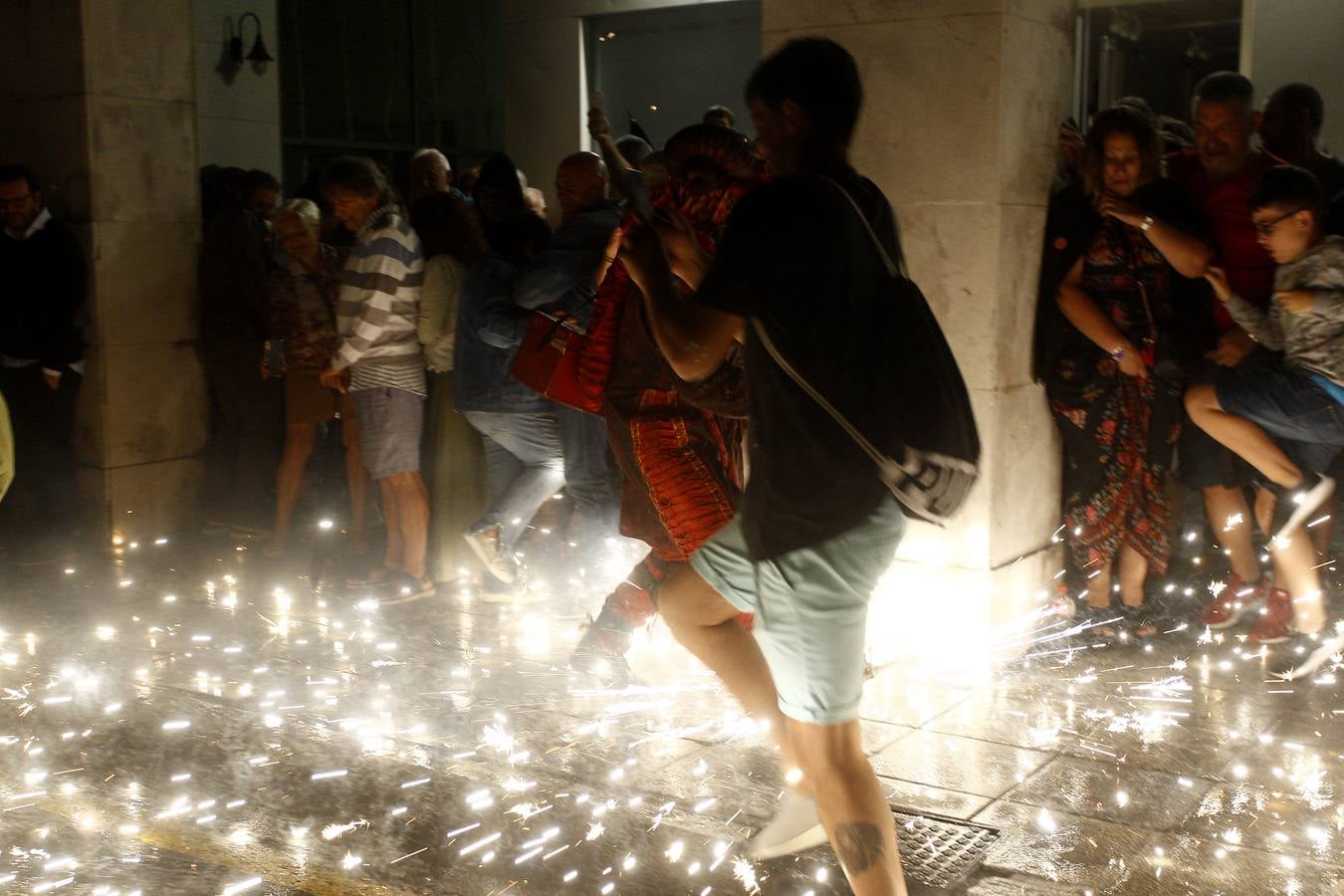 Fotos: Los fuegos bajan del cielo al suelo en Torrelavega