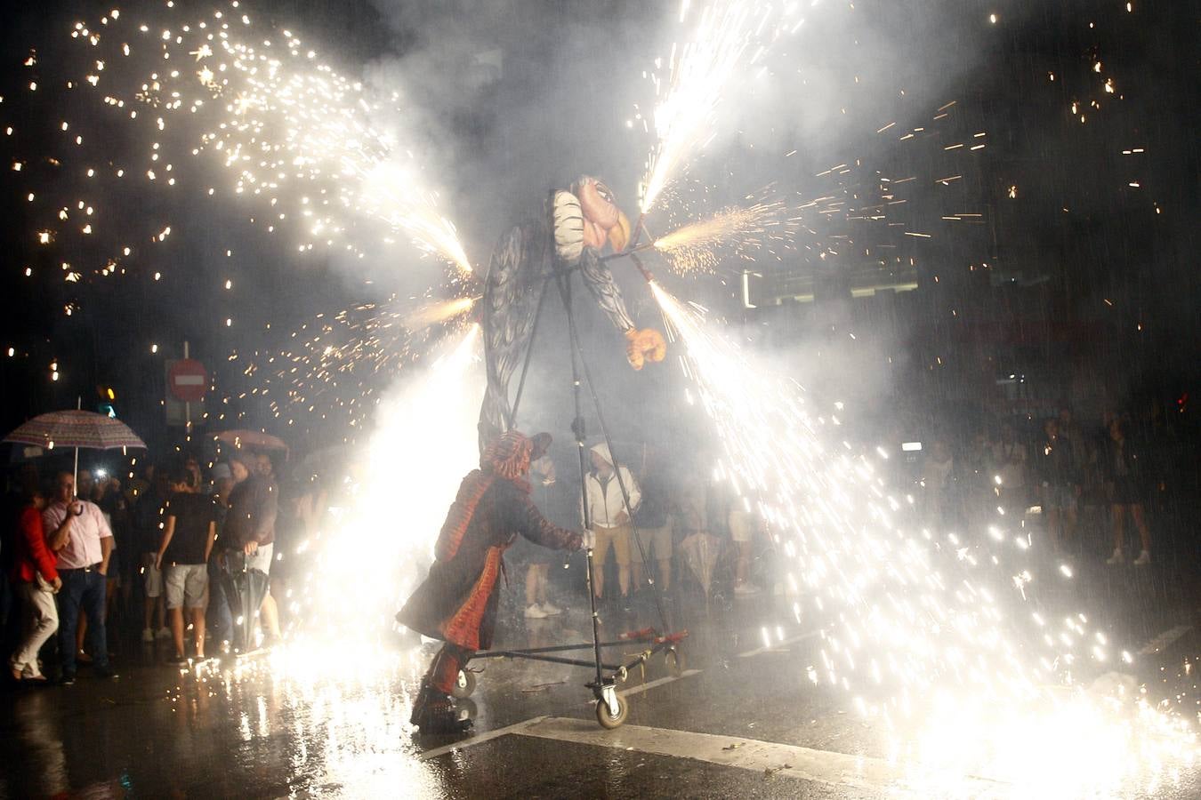 Fotos: Los fuegos bajan del cielo al suelo en Torrelavega