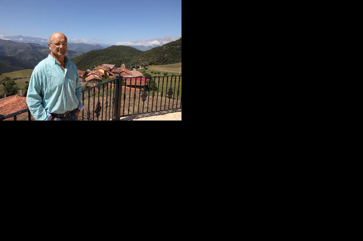 Jesús Fuente posa en el mirador del pueblo de Cahecho con los Picos de Europa al fondo.