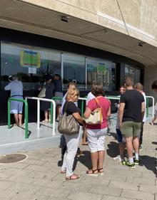 Imagen secundaria 2 - Colas en las taquillas del Racing a falta de unas horas para el regreso del Racing a Segunda