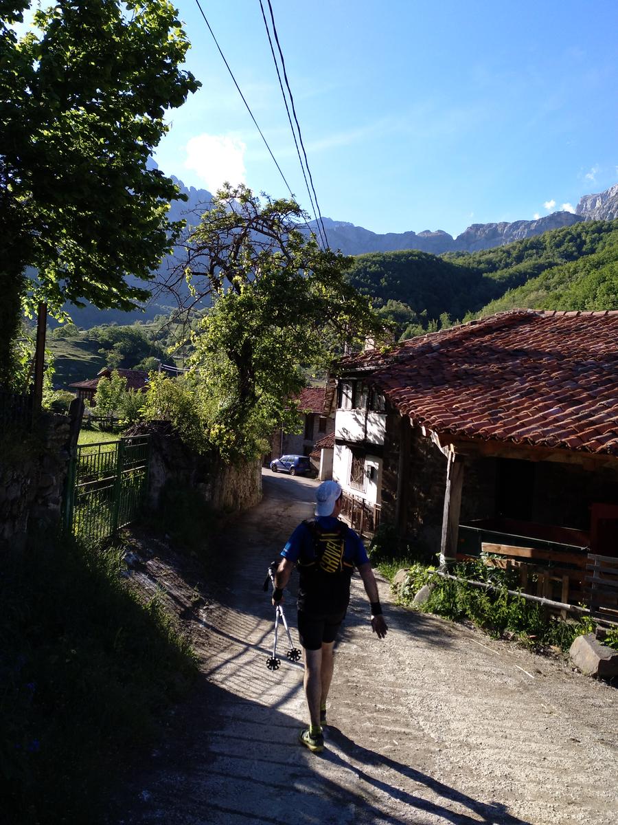 El pozo Llau y al fondo los Picos de Europa