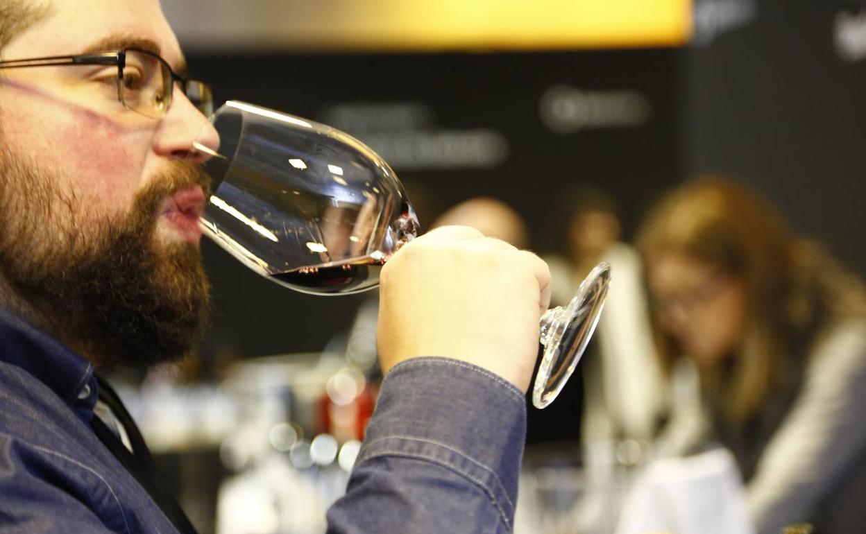 El vino es una bebida que se identifica principalmente con la comida o la cena, si bien en España sigue consumiéndose durante el alterne 