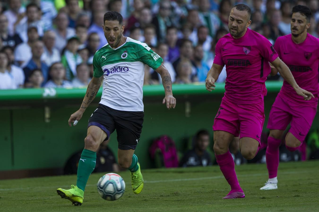 El Racing no ejecuta a un Málaga moribundo y cae derrotado con un gol en el minuto 84 