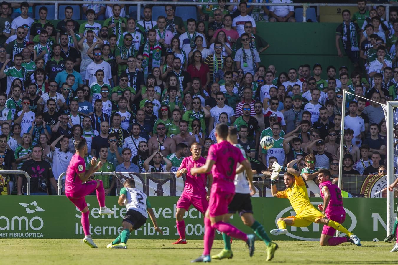 El Racing no ejecuta a un Málaga moribundo y cae derrotado con un gol en el minuto 84 