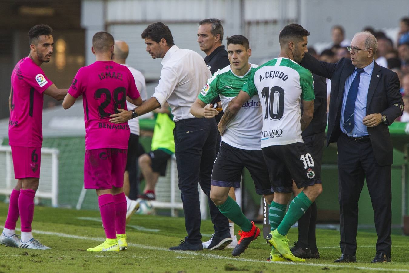 El Racing no ejecuta a un Málaga moribundo y cae derrotado con un gol en el minuto 84 