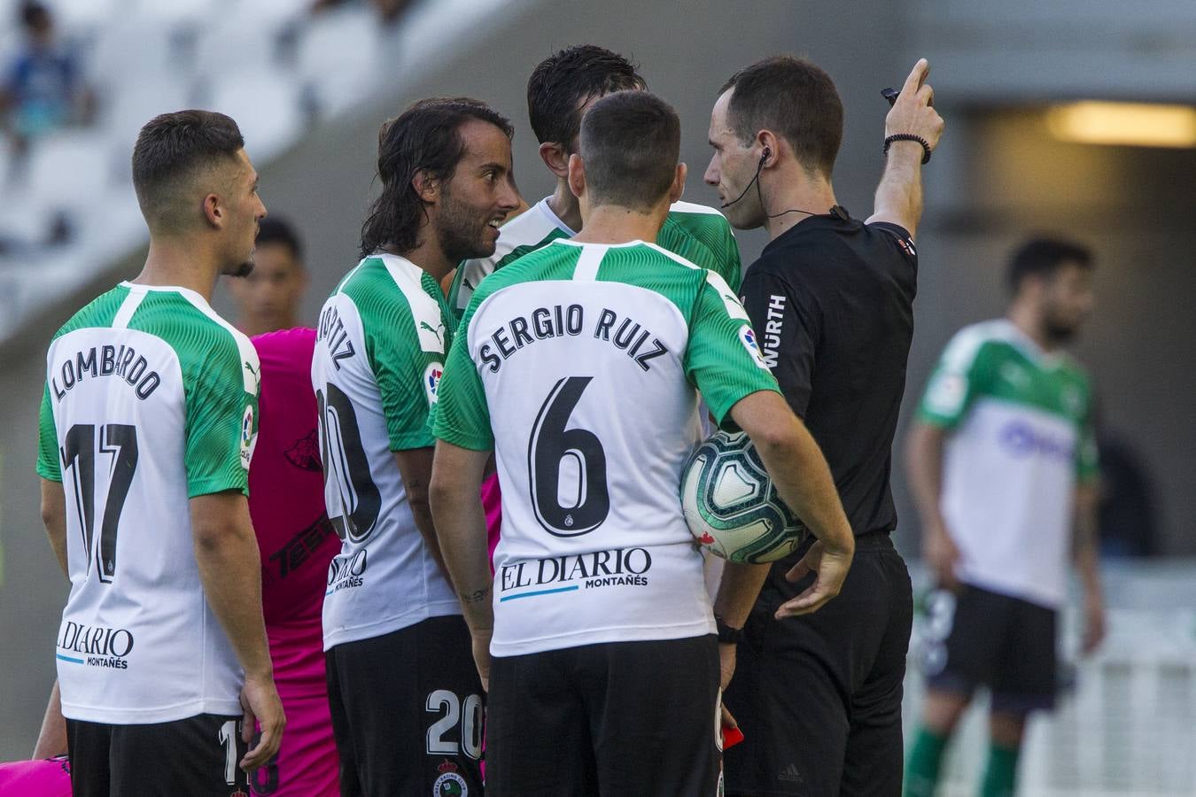 El Racing no ejecuta a un Málaga moribundo y cae derrotado con un gol en el minuto 84 