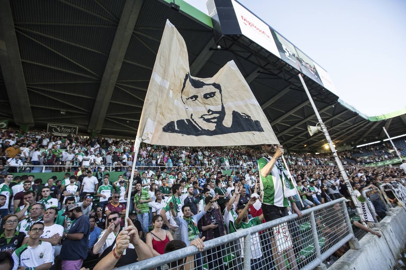 El Racing no ejecuta a un Málaga moribundo y cae derrotado con un gol en el minuto 84 