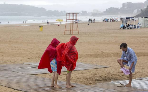 La lluvia y los atascos marcan el fin del puente en Cantabria