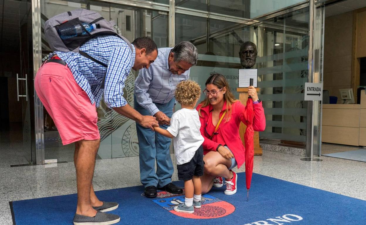 Revilla, saludando a turistas esta mañana en la sede del Gobierno regional.