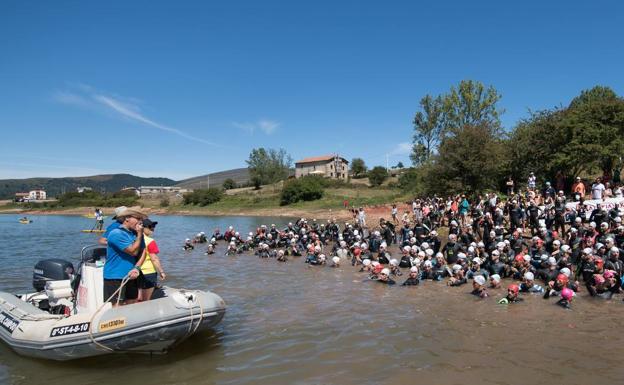 Imagen principal - Emilio Aguayo se impone al calor y a sus rivales en el Triatlón Valle de Buelna