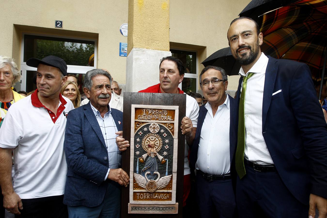 La carroza 'F2 Cíber', de Francis 2, ha ganado el concurso de la Gala Floral de Torrelavega, el emblemátio certamen que sirve como colofón a las fiestas de la Virgen Grande y que por primera vez en la historia no ha tenido desfile.