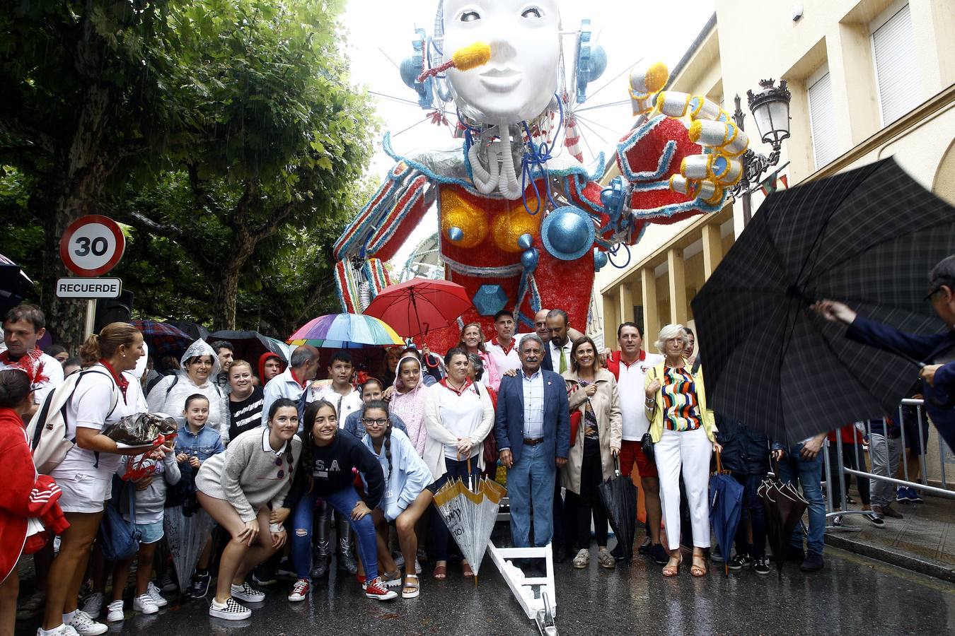 La carroza 'F2 Cíber', de Francis 2, ha ganado el concurso de la Gala Floral de Torrelavega, el emblemátio certamen que sirve como colofón a las fiestas de la Virgen Grande y que por primera vez en la historia no ha tenido desfile.