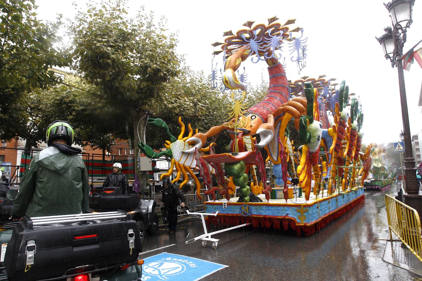 La carroza 'F2 Cíber', de Francis 2, ha ganado el concurso de la Gala Floral de Torrelavega, el emblemátio certamen que sirve como colofón a las fiestas de la Virgen Grande y que por primera vez en la historia no ha tenido desfile.