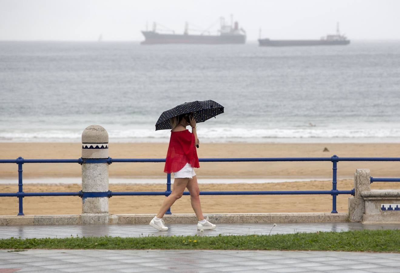 Fotos: El puente se despide con lluvia y atascos