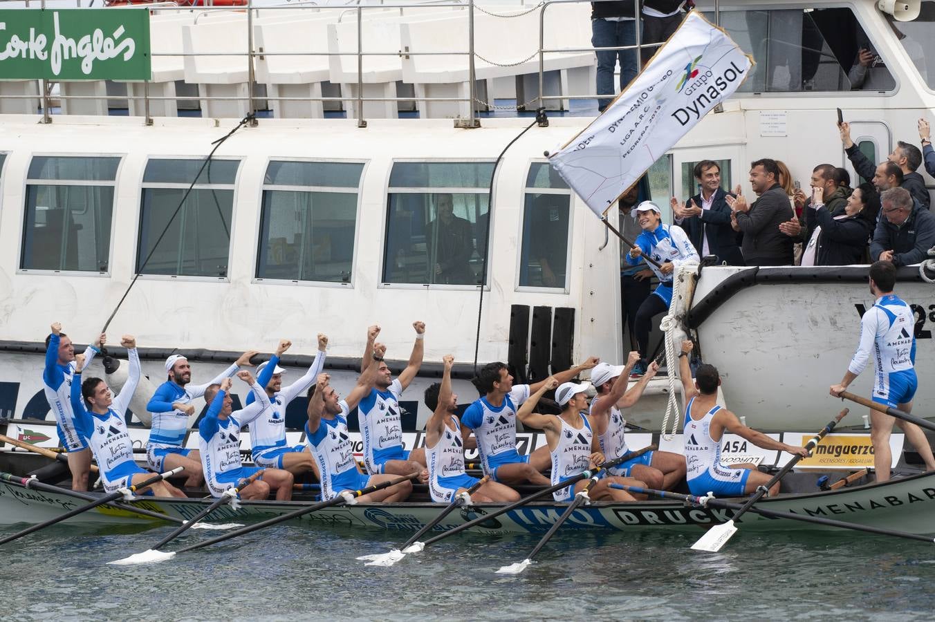 Pasado por agua en todos los sentidos. Así fue para los aficionados cántabros el Gran Premio Dynasol, segunda regata pedreñera del curso en la que los locales solo pudieron ser séptimos en medio del diluvio