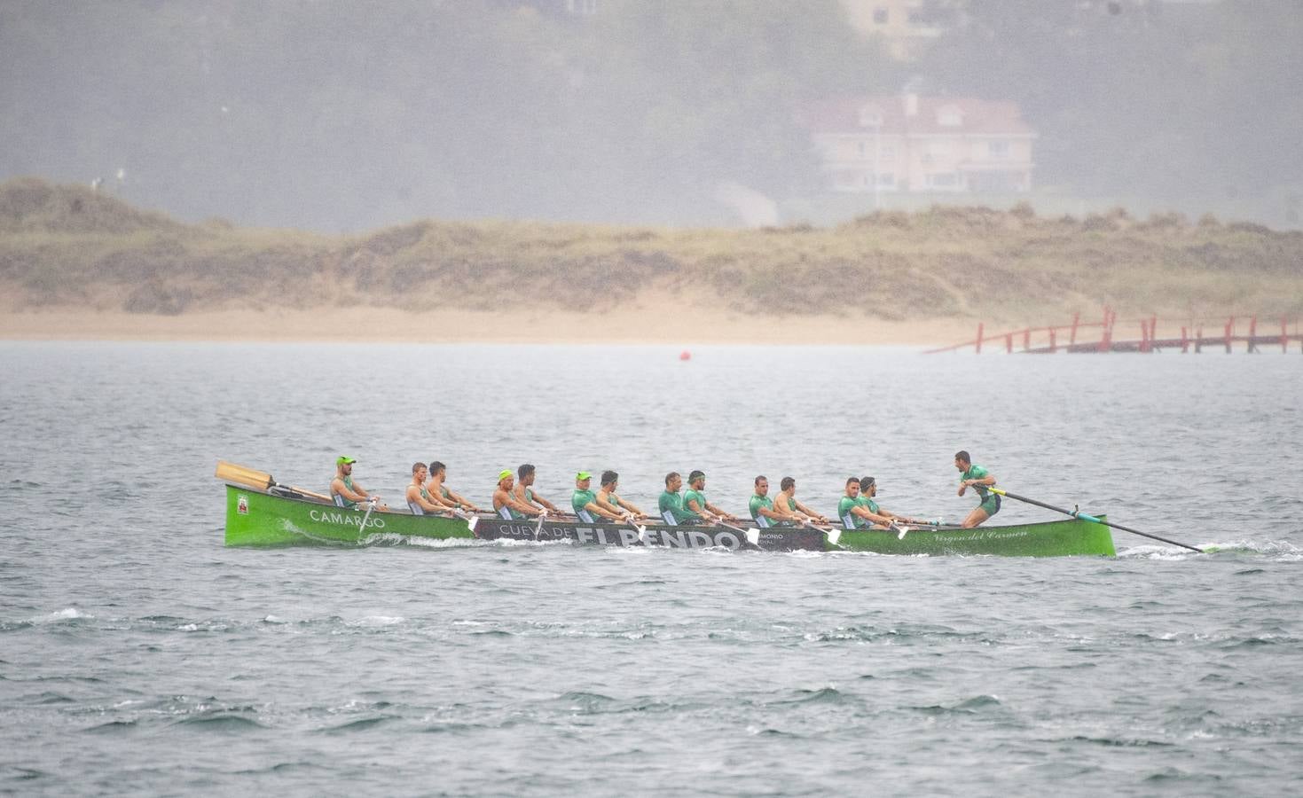 Pasado por agua en todos los sentidos. Así fue para los aficionados cántabros el Gran Premio Dynasol, segunda regata pedreñera del curso en la que los locales solo pudieron ser séptimos en medio del diluvio