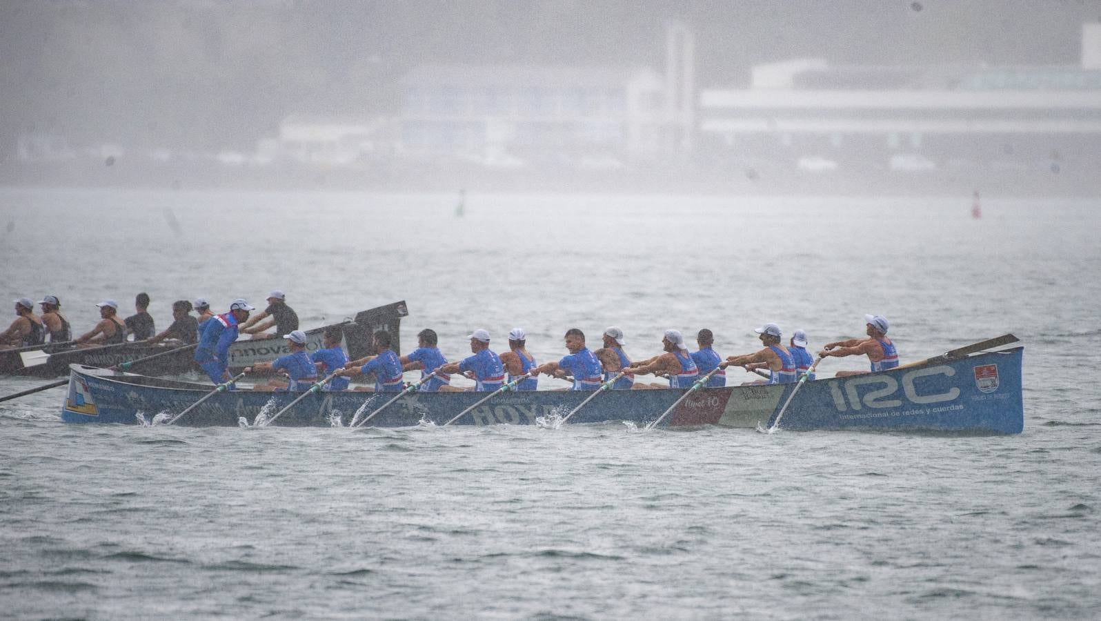 Pasado por agua en todos los sentidos. Así fue para los aficionados cántabros el Gran Premio Dynasol, segunda regata pedreñera del curso en la que los locales solo pudieron ser séptimos en medio del diluvio
