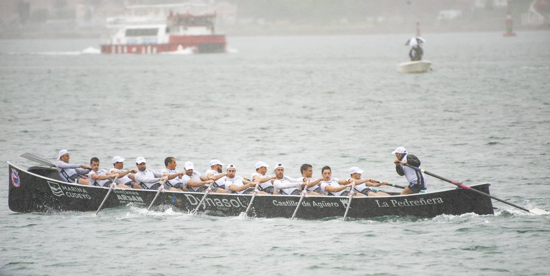 Pasado por agua en todos los sentidos. Así fue para los aficionados cántabros el Gran Premio Dynasol, segunda regata pedreñera del curso en la que los locales solo pudieron ser séptimos en medio del diluvio