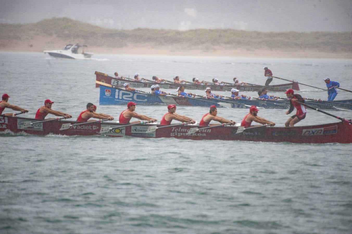 Pasado por agua en todos los sentidos. Así fue para los aficionados cántabros el Gran Premio Dynasol, segunda regata pedreñera del curso en la que los locales solo pudieron ser séptimos en medio del diluvio