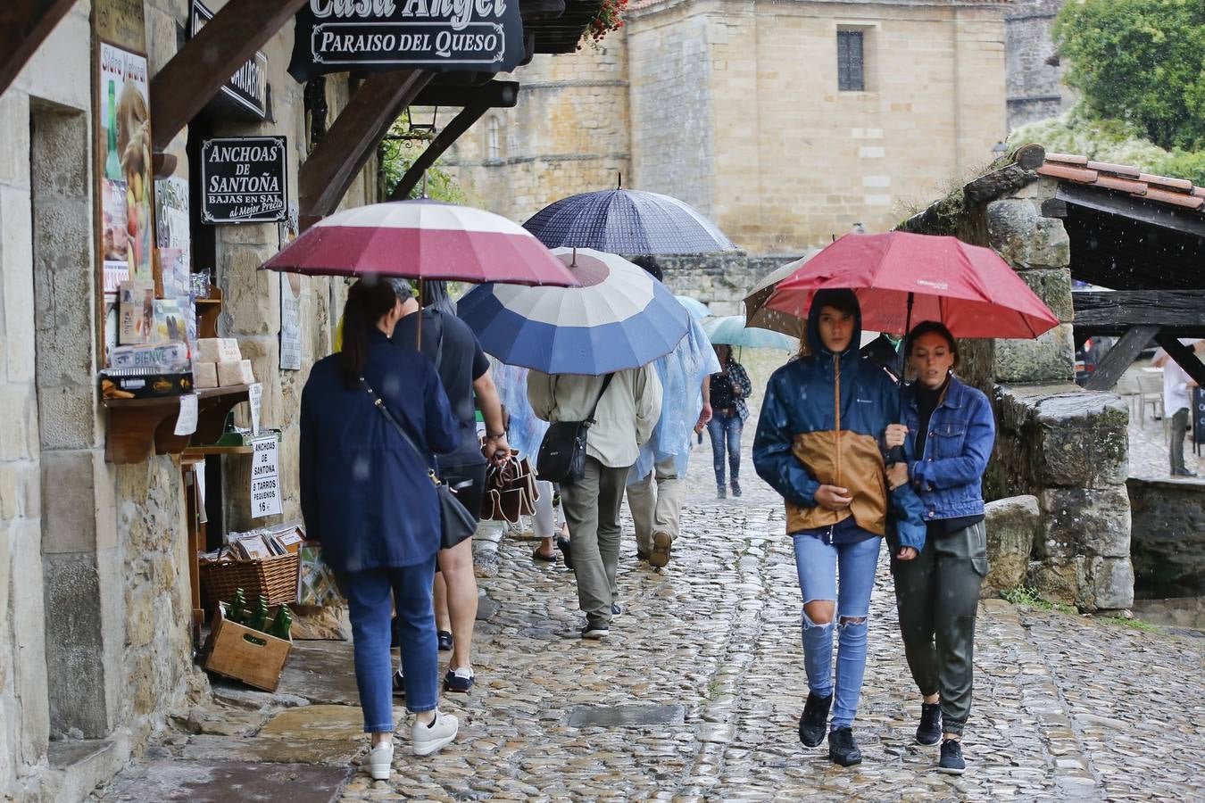 Santillana nunca falla. Los visitantes y turistas acuden a visitarla en los días mas desapacibles del verano en Cantabria