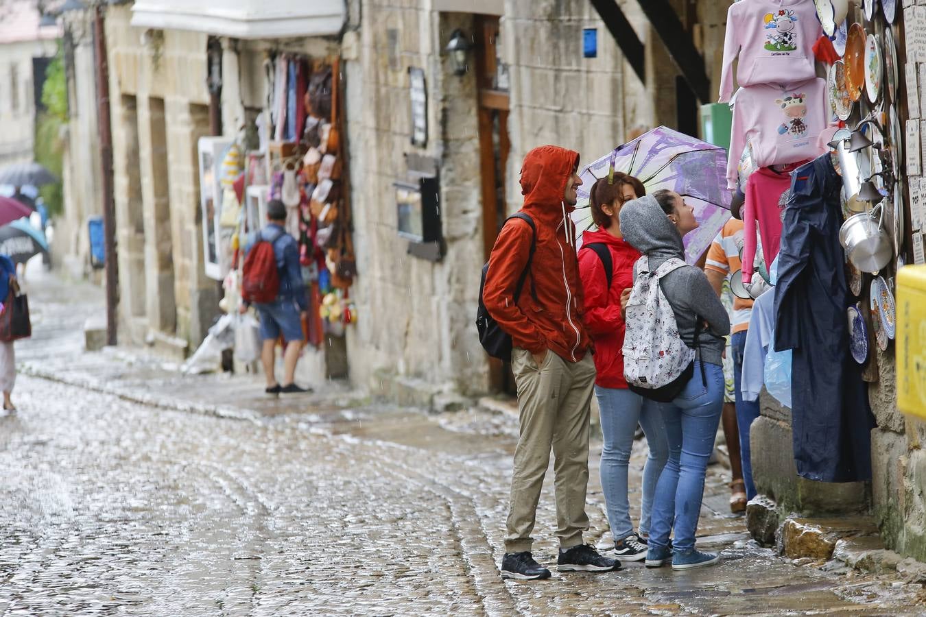 Santillana nunca falla. Los visitantes y turistas acuden a visitarla en los días mas desapacibles del verano en Cantabria