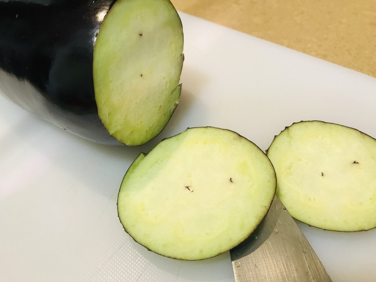 BERENJENA EN PAN DE PITA. 2-Quitar el sombrero de la berenjena y hacer rodajas, en el grosor que más os guste. Añadir sal para que expulse los jugos amargos. 