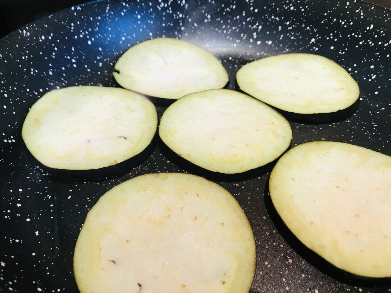 BERENJENA EN PAN DE PITA. 3-En una plancha o sartén añadir un poquito de aceite de oliva. Hacer la berenjena vuelta y vuelta hasta que estén doradas. 