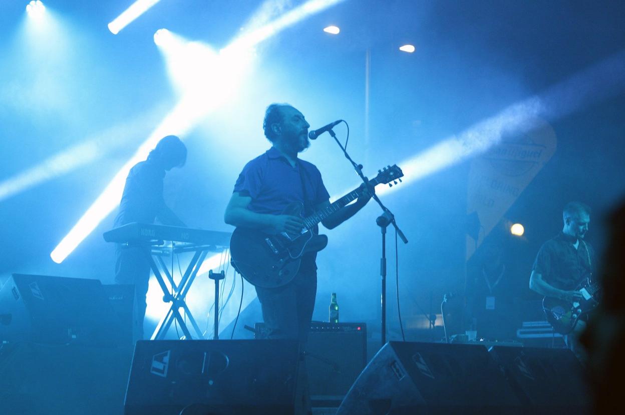 Jota, cantante de Los Planetas -en primer término- durante el concierto con el que la banda granadina puso fin el sábado a la cuarta edición del festival urbano Soundcity. 