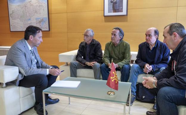 El consejero de Obras Públicas, José Luis Gochicoa, se reunió con representantes de la asociación ecologista ARCA. 