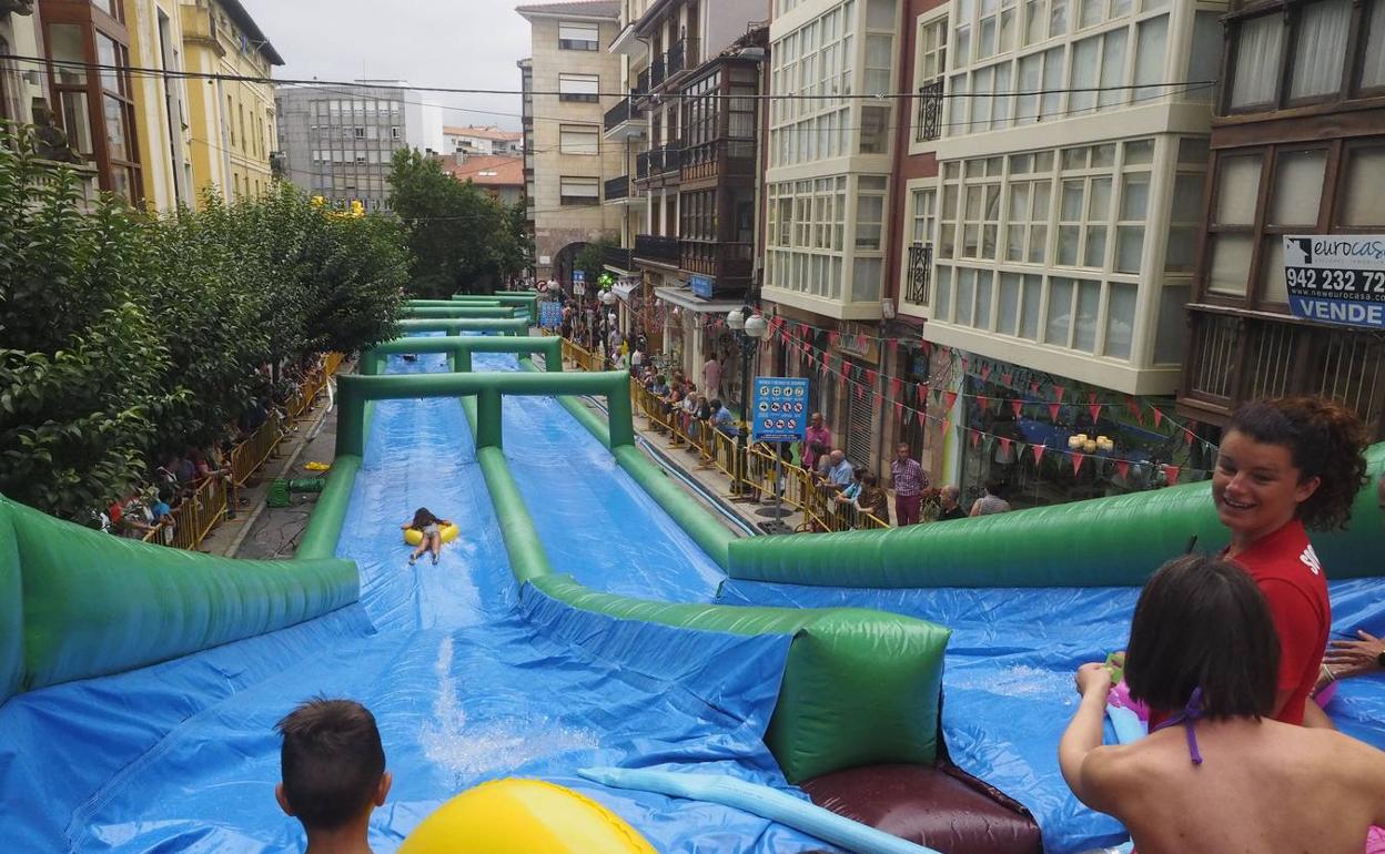 Vuelve 'Torrelavega se divierte' y sus tres grandes toboganes de agua