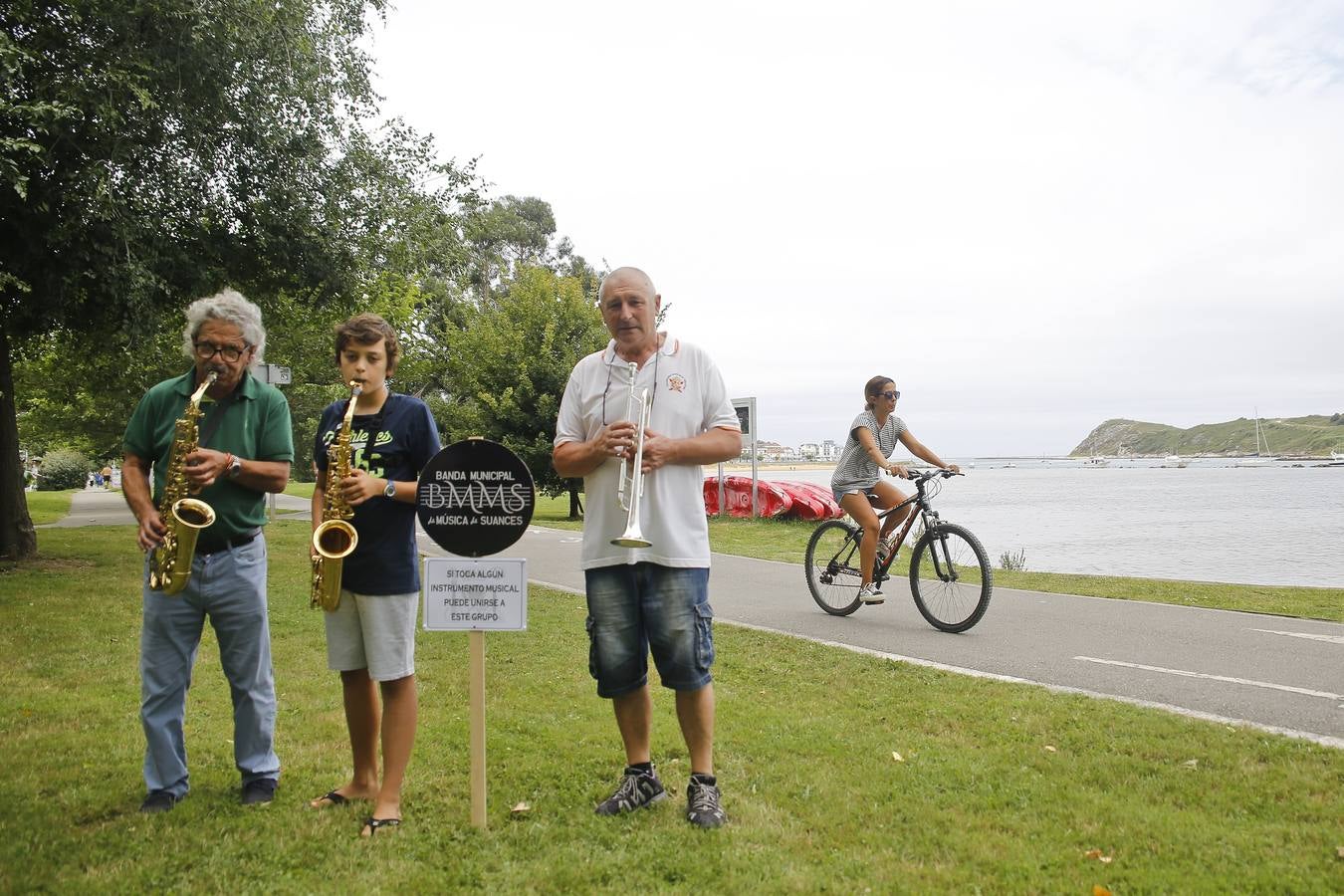 Falagán, Diego y Víctor tocan todos los viernes a la entrada del carril bici en Suances.