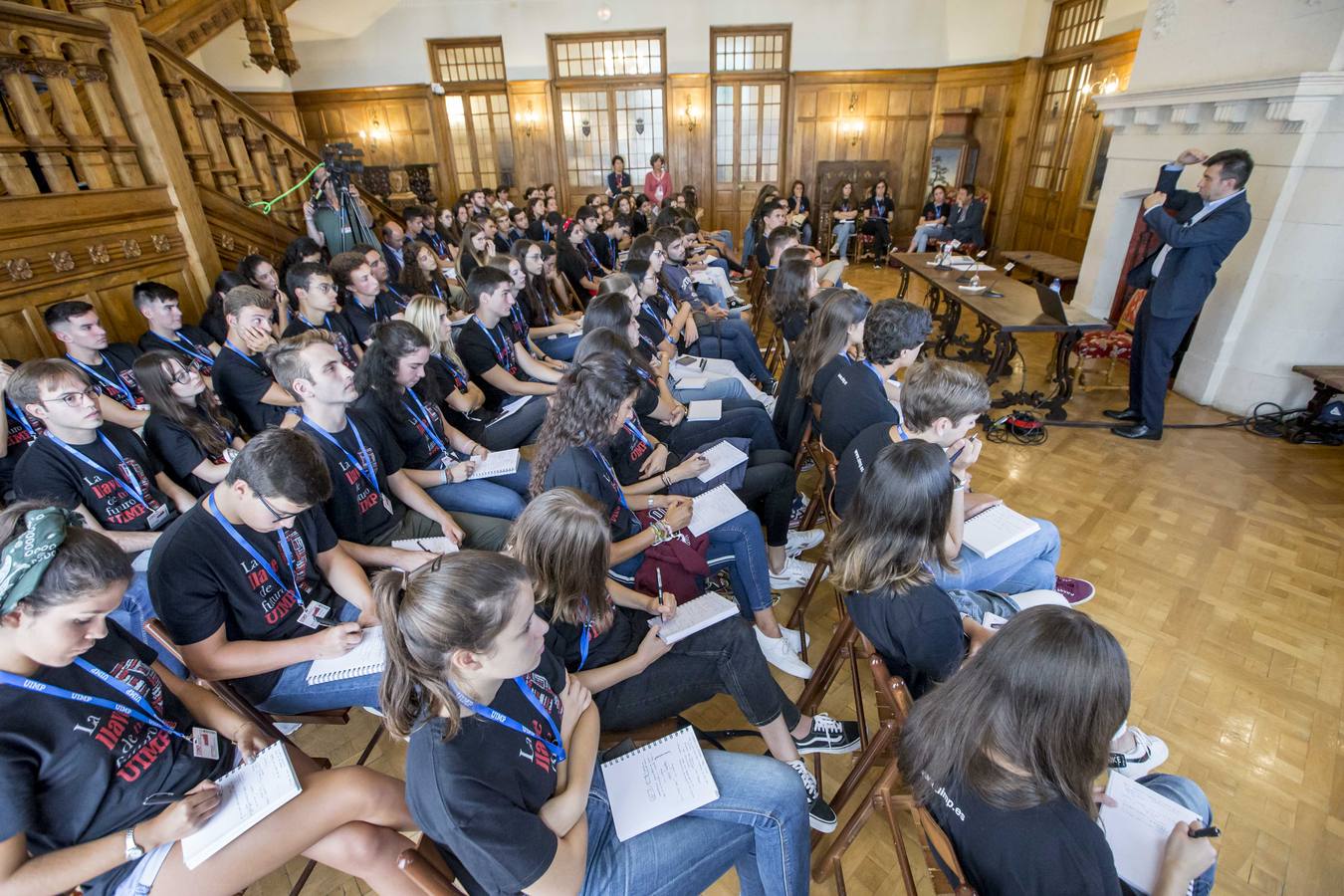 Los estudiantes arrancan su estancia en La Magdalena asistiendo a ponencias sobre nuevos retos científicos, biología o sobre arqueología 