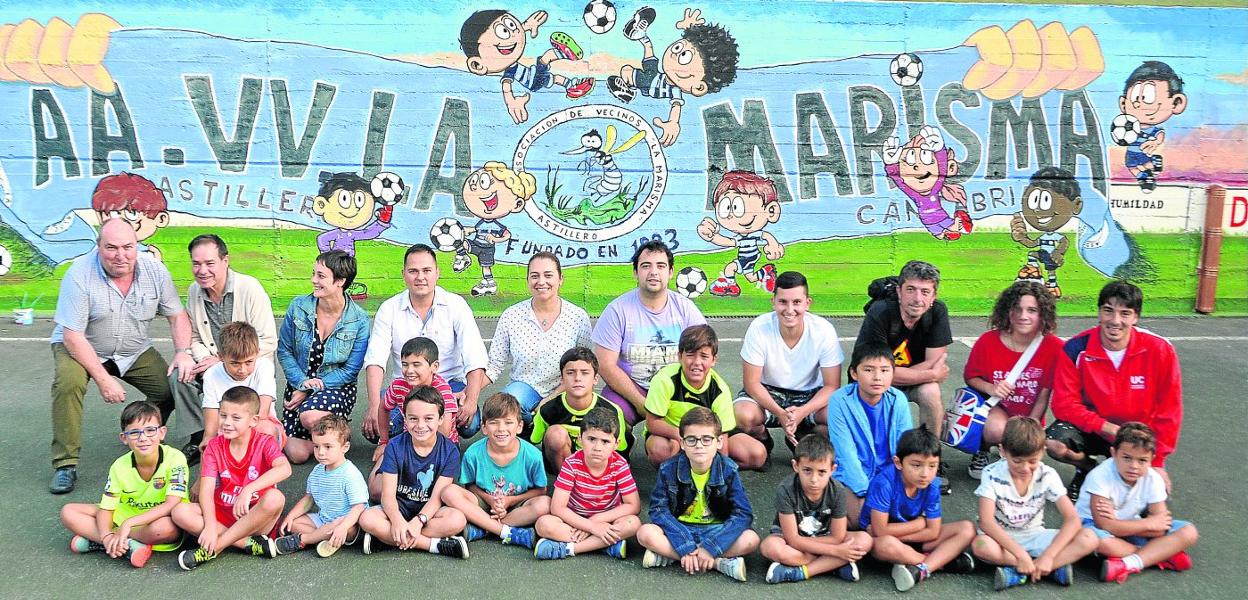 Niños, jóvenes y adultos participaron en las labores de pintado del mural que preside desde hace días las pistas deportivas de La Marisma. :: fermín molino