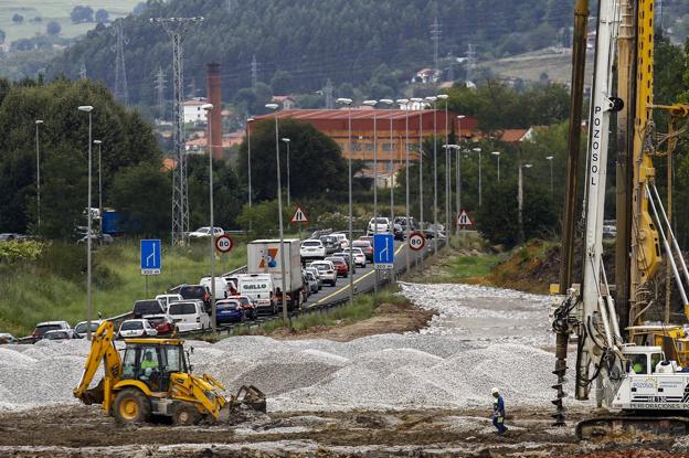 Varias máquinas trabajaban, durante la mañana de ayer, en el enlace de Sierrapando, el más complejo y donde a partir de ahora serán más evidentes los avances de la obra.