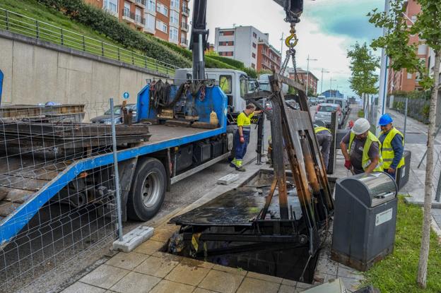  Una de las actuaciones para sustituir los contenedores soterrados en la calle Ernest Lluch. 