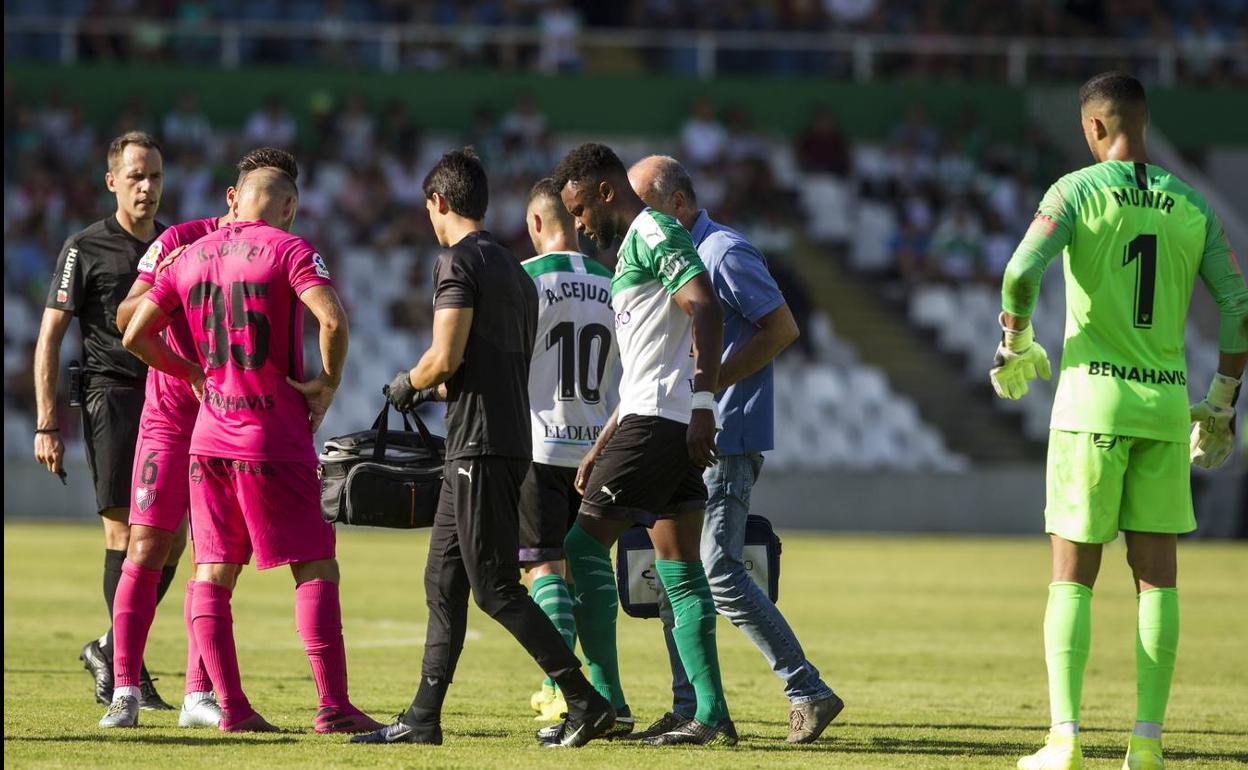 Ritchie Kitoko tuvo que ser atendido de sus molestias musculares en el partido ante el Málaga.