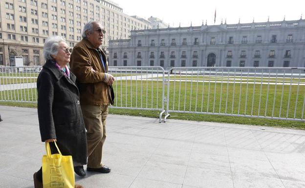 Una pareja de jubilados paseando.