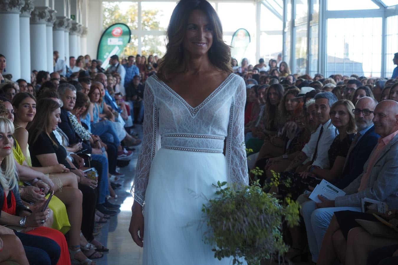 La firma Silvia Fernández protagonizó el ya clásico desfile del verano con lleno de público