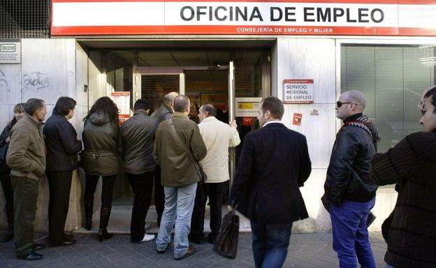 Colas en una oficina de empleo en Madrid. :