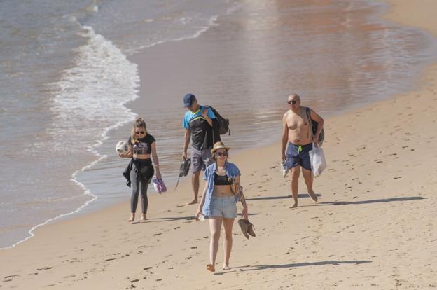 Imagen de una playa, ayer, en Santander. :