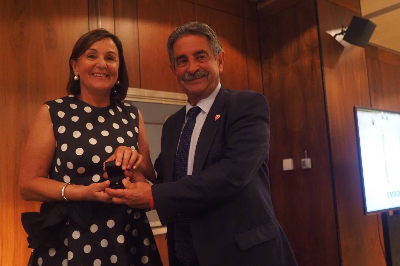 La alcaldesa de Santander, Gema Igual, la expresidenta del Parlamento de Cantabria, Lola Gorostiaga, y la regatista santanderina Berta Betanzos, han sido galardonadas este martes con el Emboque de Oro 2019, el máximo reconocimiento que la Casa de Cantabria en Madrid otorga a las personalidades cántabras.