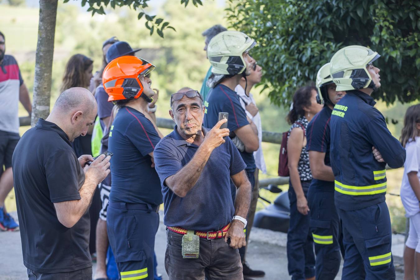 Fotos: Rescatado un parapentista que quedó enganchado en un árbol junto a la playa de Mataleñas