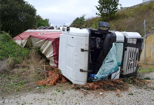 Estado en el que quedó el camión de Francis-2 tras sufrir el accidente en la autovía A-8 