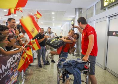 Imagen secundaria 1 - Un centenar de personas recibe a Sara Fernándezy Efrén Llarena