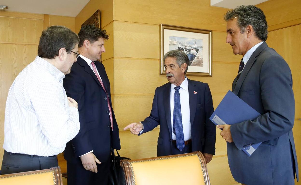 Rafael Rodríguez, representante legal de la empresa, y Stewart Dixon, CEO de Variscan Mines, se han reunido esta mañana con el presidente, Miguel Ángel Revilla, y el consejero Francisco Martín.