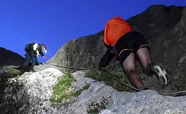 Imagen del rescate del montañero en la Canal del Vidrio, en Peña Vieja.