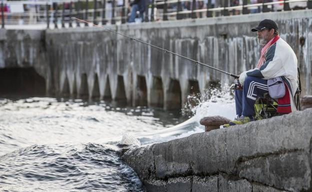 Los pescadores se pasan horas frente al mar y se colocan a lo largo de todo el paseo, en los espigones y las rampas de piedra..